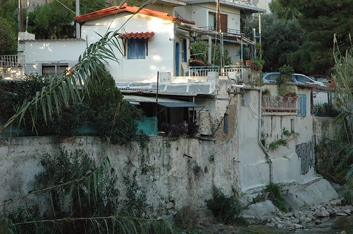 Αναστέλλονται οι οικοδομικές εργασίες στο ρέμα της Πικροδάφνης